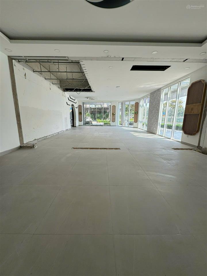 Cho thuê mặt bằng góc khu đô thị sala 150m2 giá chỉ 90 triệu/tháng