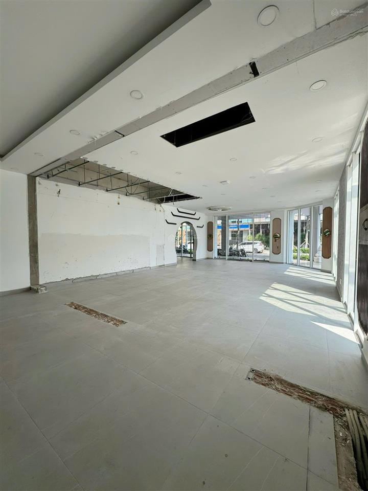 Cho thuê mặt bằng góc khu đô thị sala 150m2 giá chỉ 90 triệu/tháng