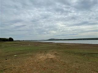 2351m2 nhà nguyên căn vườn cây các loại rào xung quanh, đường nhựa view hồ đá bàng giá 6 tỷ