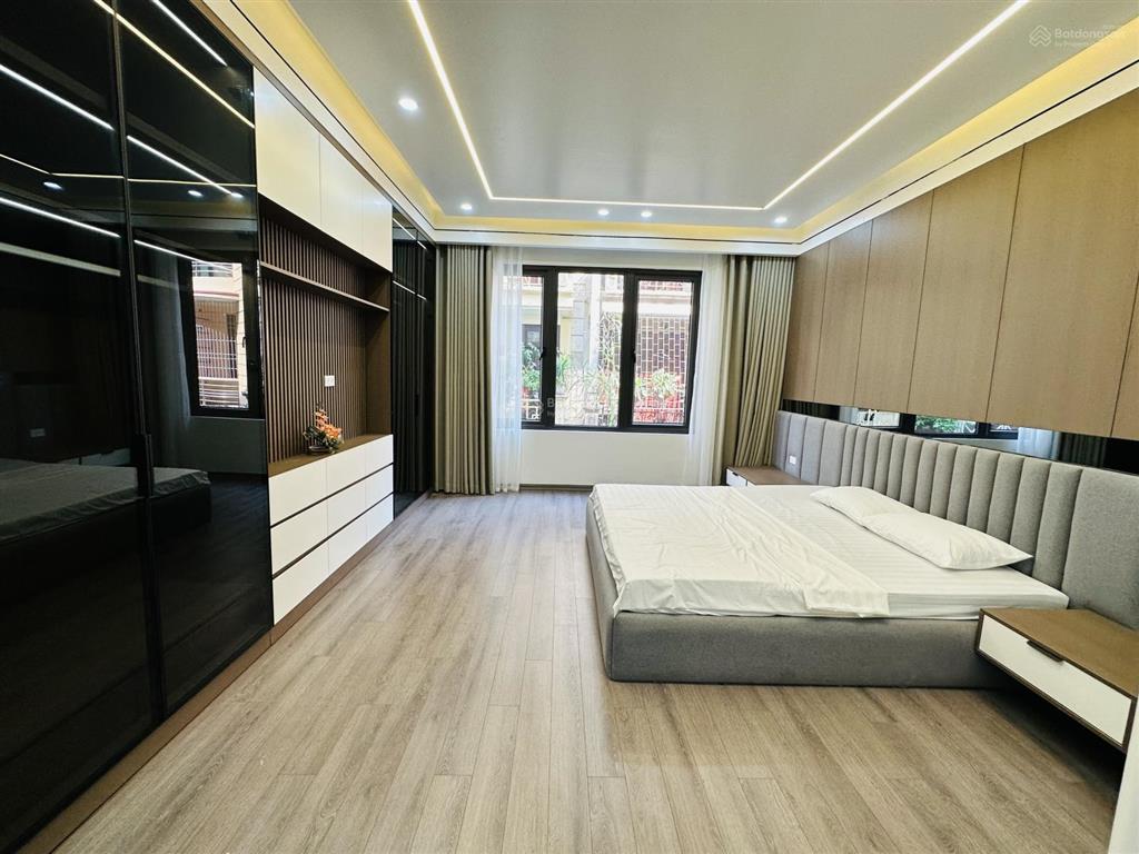 Tôi cần bán căn nhà liền kề kđt định công, 80m2  5t mới thang máy, vỉa hè, dân trí cao  giá 34 tỷ