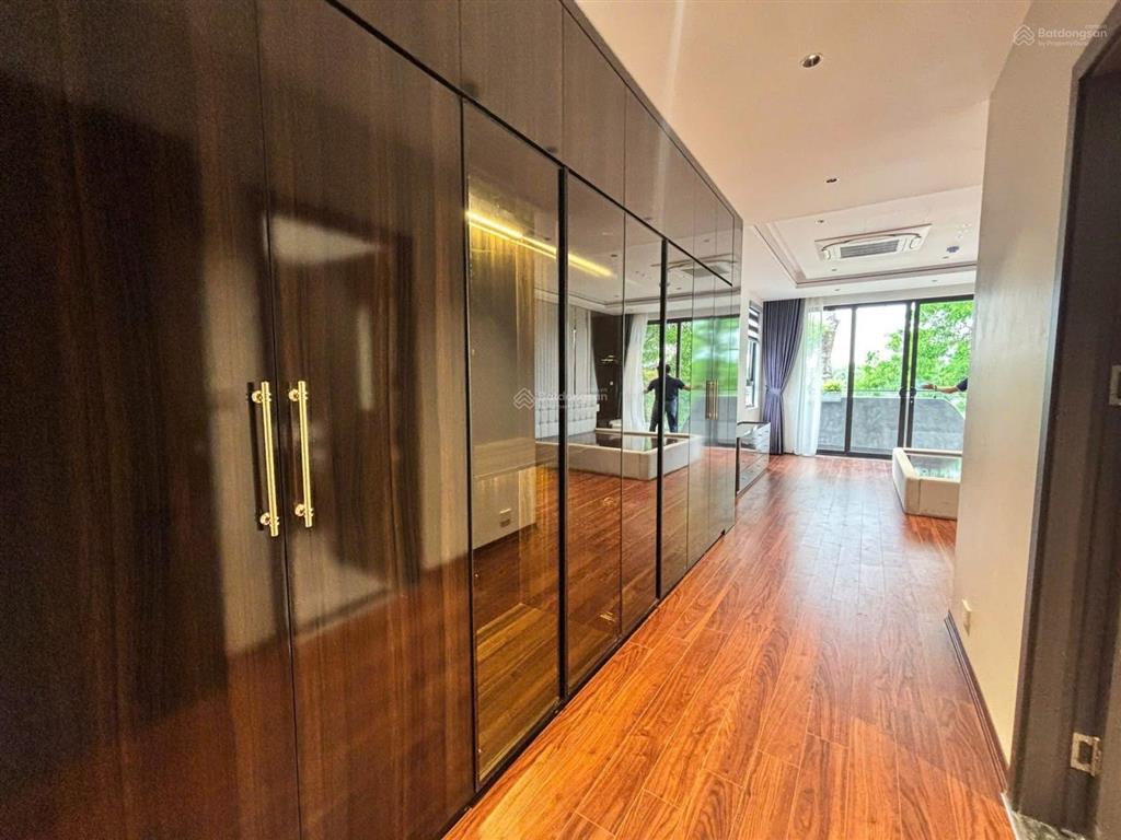 Tôi bán nhà liền kề view trực diện hồ linh đàm,65m26 tầng thang máy,gara 2 ô tôgiá 29.7 tỷ