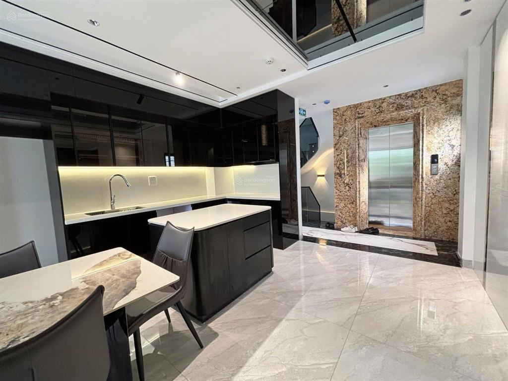 Tôi bán nhà liền kề view trực diện hồ linh đàm,65m26 tầng thang máy,gara 2 ô tôgiá 29.7 tỷ