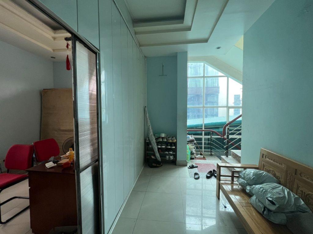 Bán nhà Lĩnh Nam, 130m2, mặt tiền 10m, ô tô tránh, kinh doanh, 230tr/m2