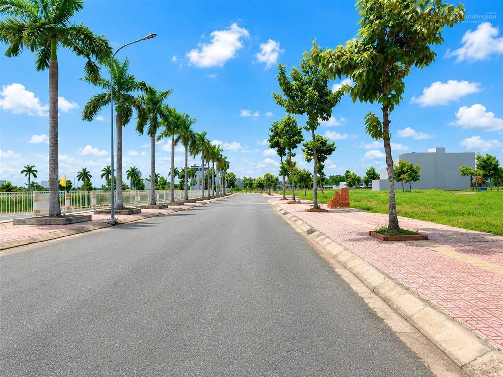 Bán lô đất 100m², full thổ cư, đất đô thị, cách co.op mart thủ thừa 300m, sổ sẵn công chứng ngay