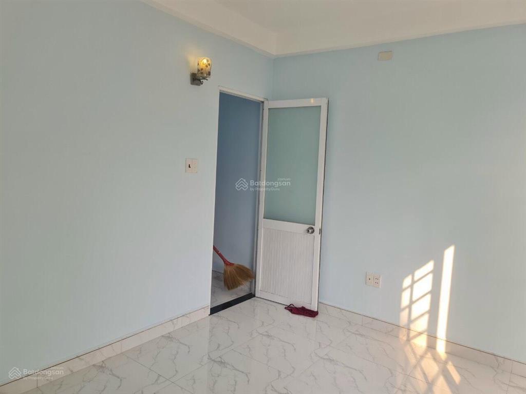 (8107) nhà đối diện chợ thịnh gia. vị trí kinh doanh hết nước chấm 1,850 tỷ. thuê được 10tr/th