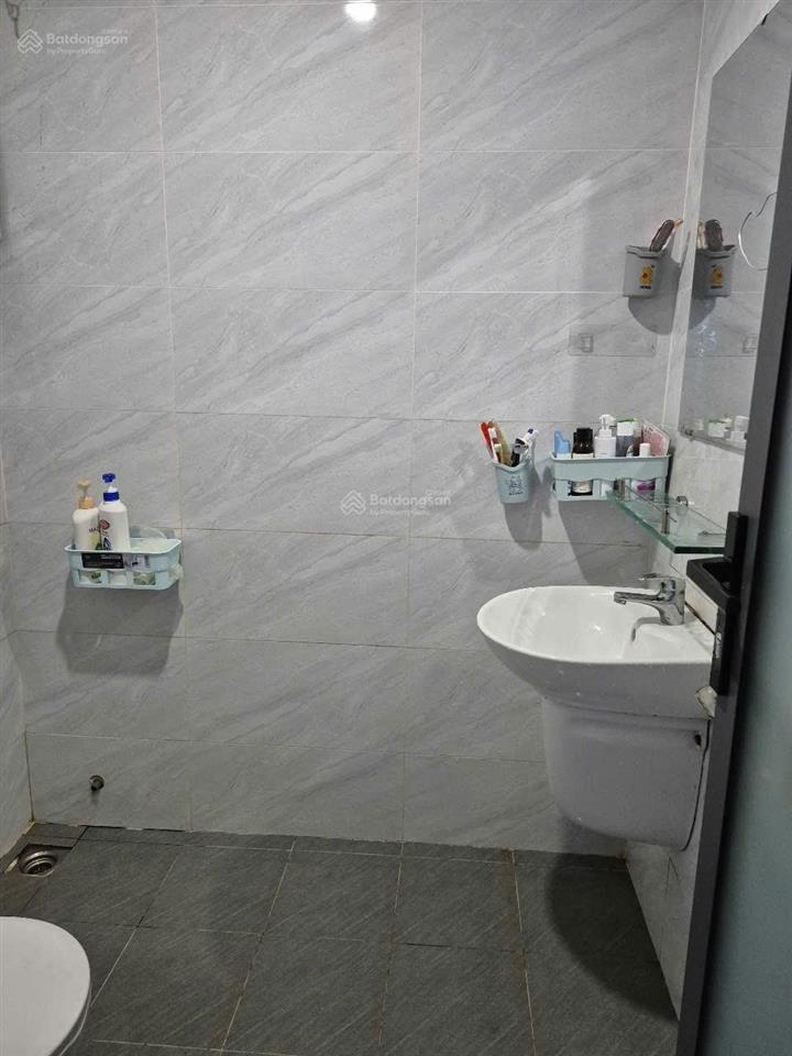 Star tower (3pn, 2wc) lúc trước bán 2,1 tỷ. có sổ hồng. cần thanh khoản gấp giảm giá 320 triệu