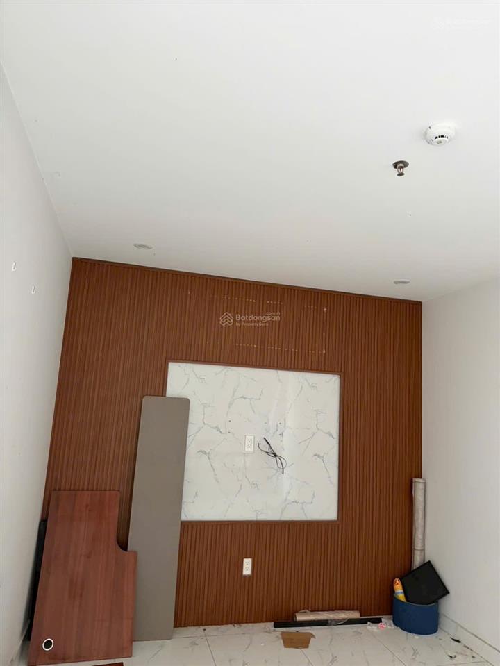 Star tower, giá thị trường 1,8 tỷ. cần thanh khoản 1,590 tỷ. ép giá được 1,290 tỷ. có sổ hồng
