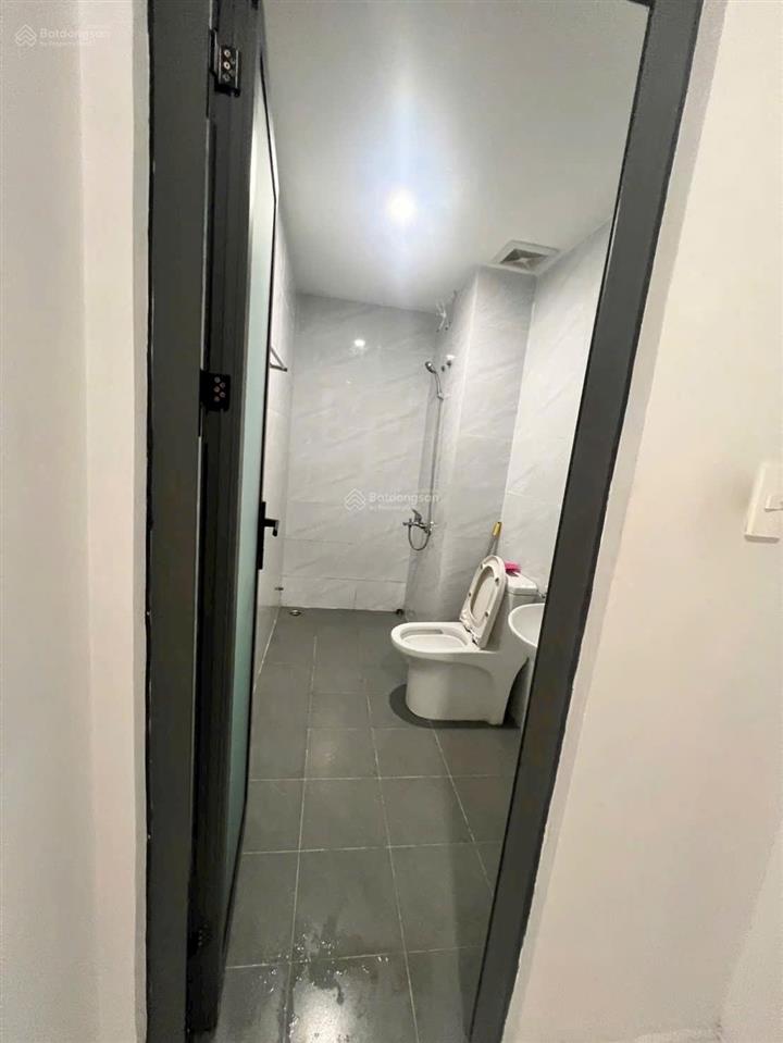 Star tower lúc trước bán 1,8 tỷ. giờ cắt lỗ 560 triệu. chốt giá 1,240 tỷ (có sổ hồng)