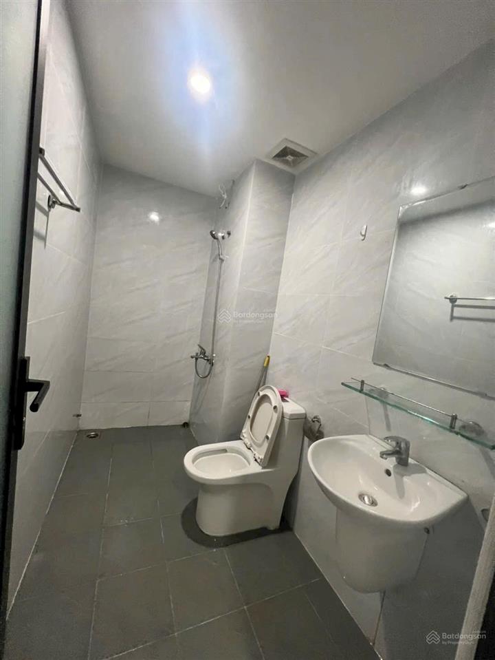 Star tower lúc trước bán 1,8 tỷ. giờ cắt lỗ 560 triệu. chốt giá 1,240 tỷ (có sổ hồng)