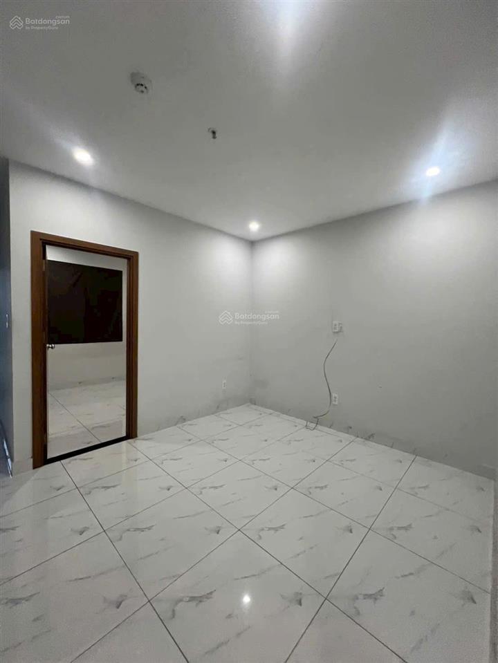 Star tower lúc trước bán 1,8 tỷ. giờ cắt lỗ 560 triệu. chốt giá 1,240 tỷ (có sổ hồng)