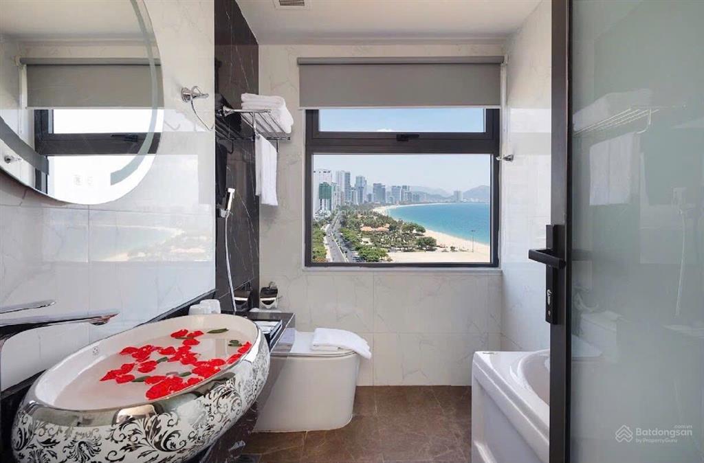 Bán khách sạn 4 mặt tiền biển trần phú đối diện công viên  p. nha trang  doanh thu 400tr/th