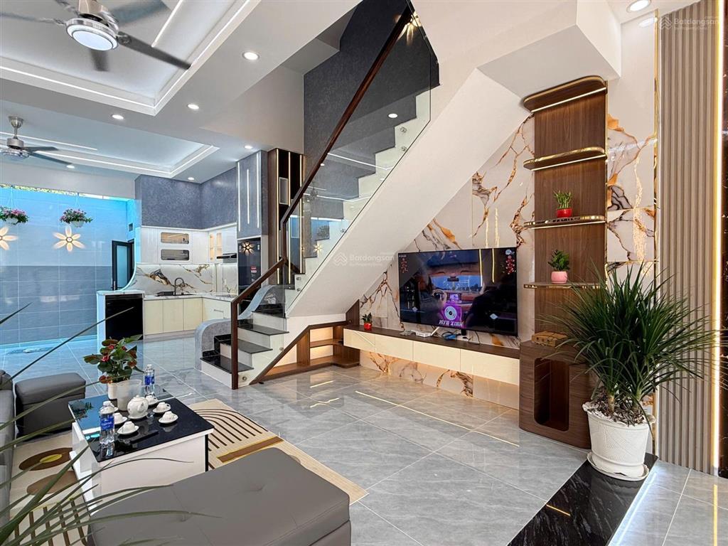 Nhà xây mới đẹp nhất khu , nhà nở hậu, full tặng nội thất, trang thiết bị điện tử