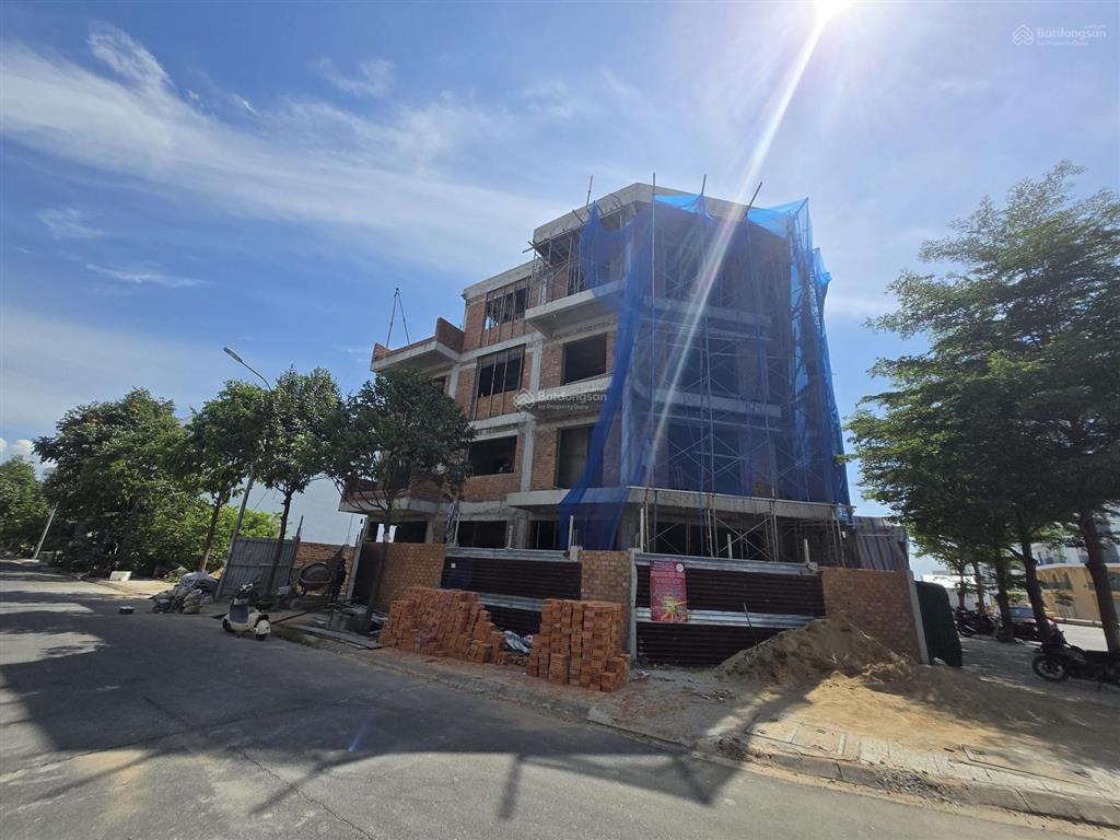 Hiếm có lô t8, đầu cổng chào kđt giá 5,6 tỷ, khu vực đông đúc, nhiều cây xanh, tiện ích,  e cường