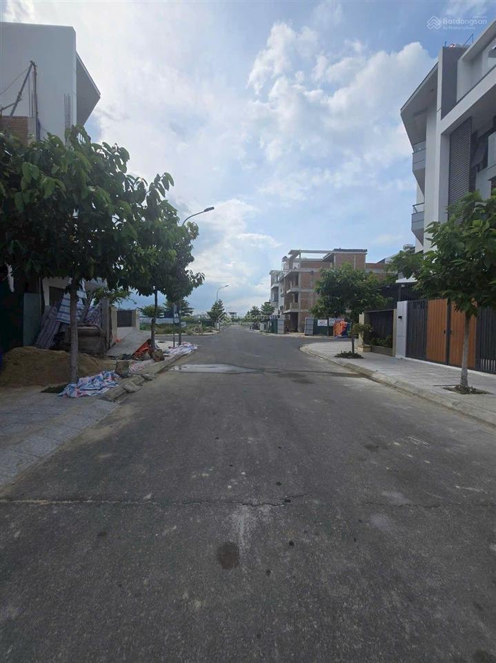 Hiếm có lô t8, đầu cổng chào kđt giá 5,6 tỷ, khu vực đông đúc, nhiều cây xanh, tiện ích,  e cường