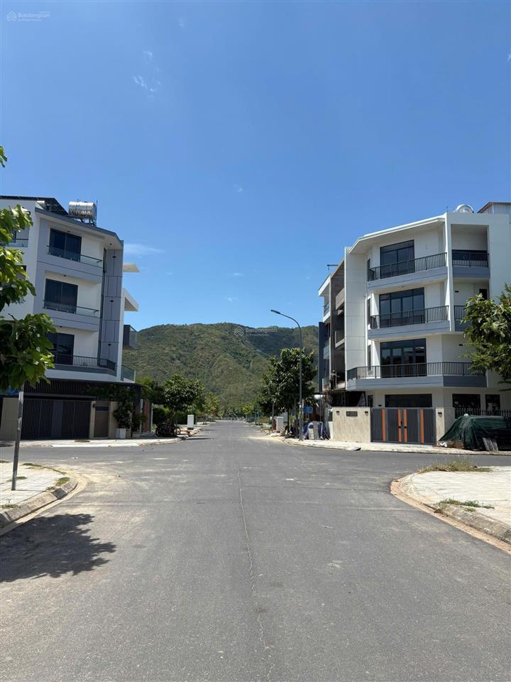 Bán nhà thô rộng đẹp, xây dựng chắc chắn, kề đường vành đai 2, view kđt sun group, đẹp ac ạ