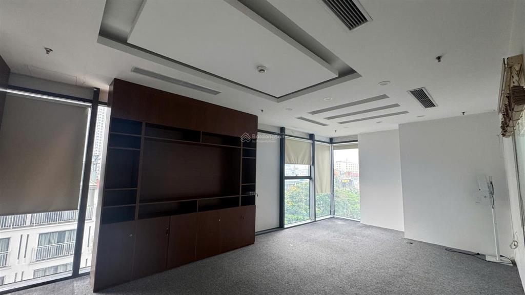 Tòa nhà new skyline còn 130m2 văn phòng cho thuê bàn giao ngay.