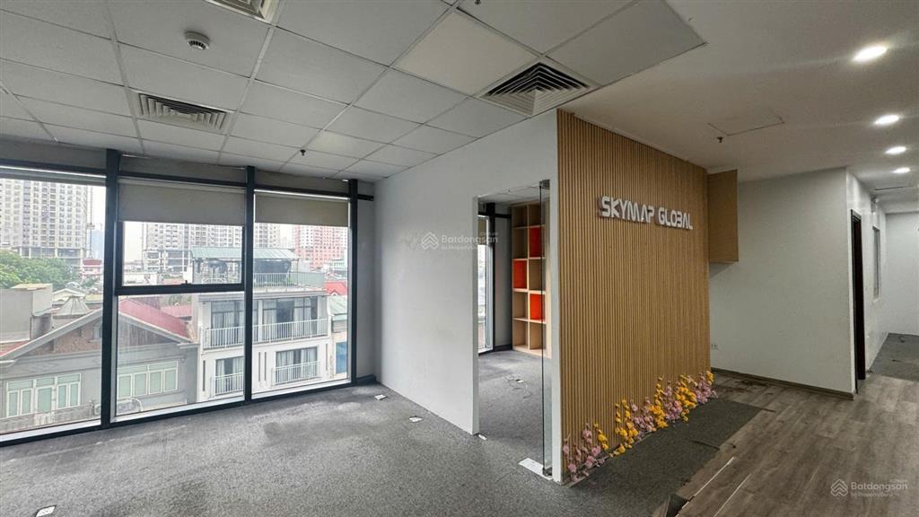 Tòa nhà new skyline còn 130m2 văn phòng cho thuê bàn giao ngay.
