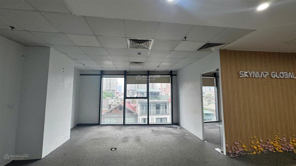 Tòa nhà new skyline còn 130m2 văn phòng cho thuê bàn giao ngay.