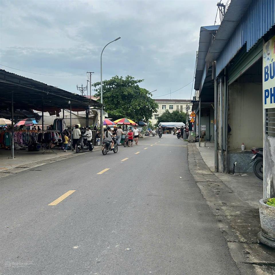 Nhà em cần bán lô đất 100m2(mt 5m), đường trước nhà 8m, tại thôn mẫn xã quảng thanh cũ