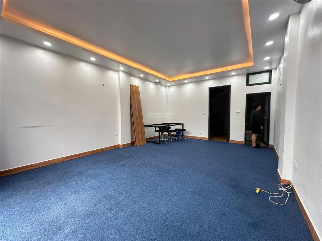 Văn phòng 65m² tại 565 lạc long quân. giá 6 triệu/th