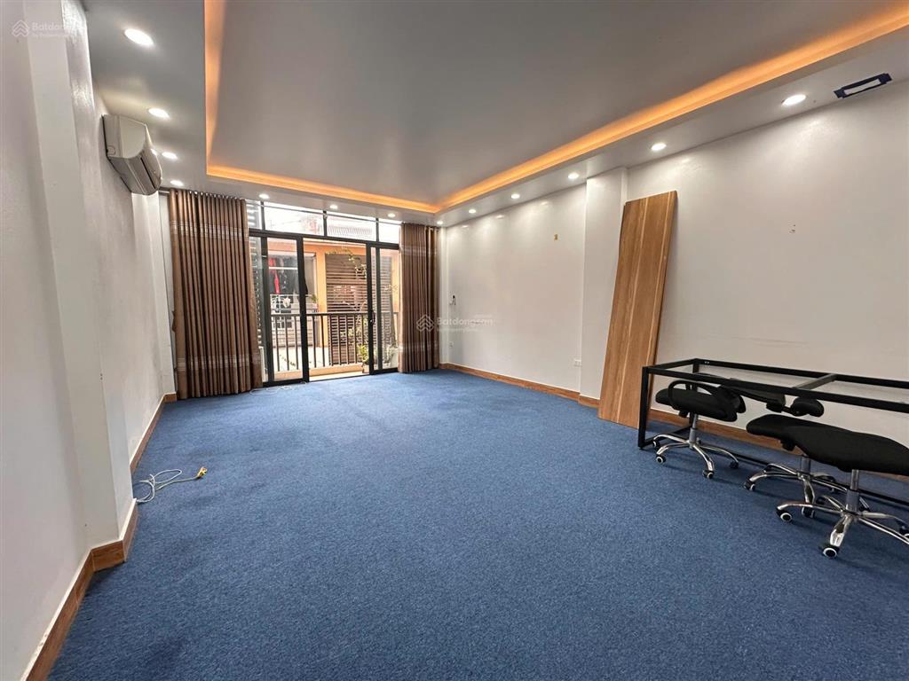 Văn phòng 65m² tại 565 lạc long quân. giá 6 triệu/th