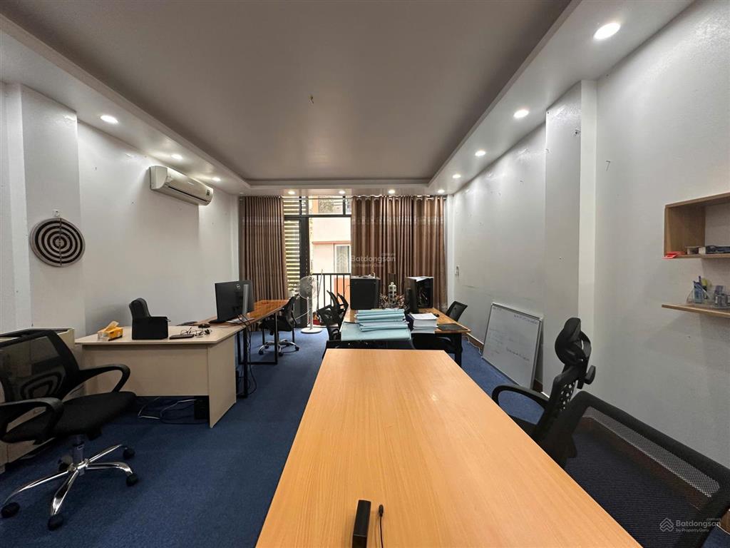 Văn phòng 65m² tại 565 lạc long quân. giá 6 triệu/th