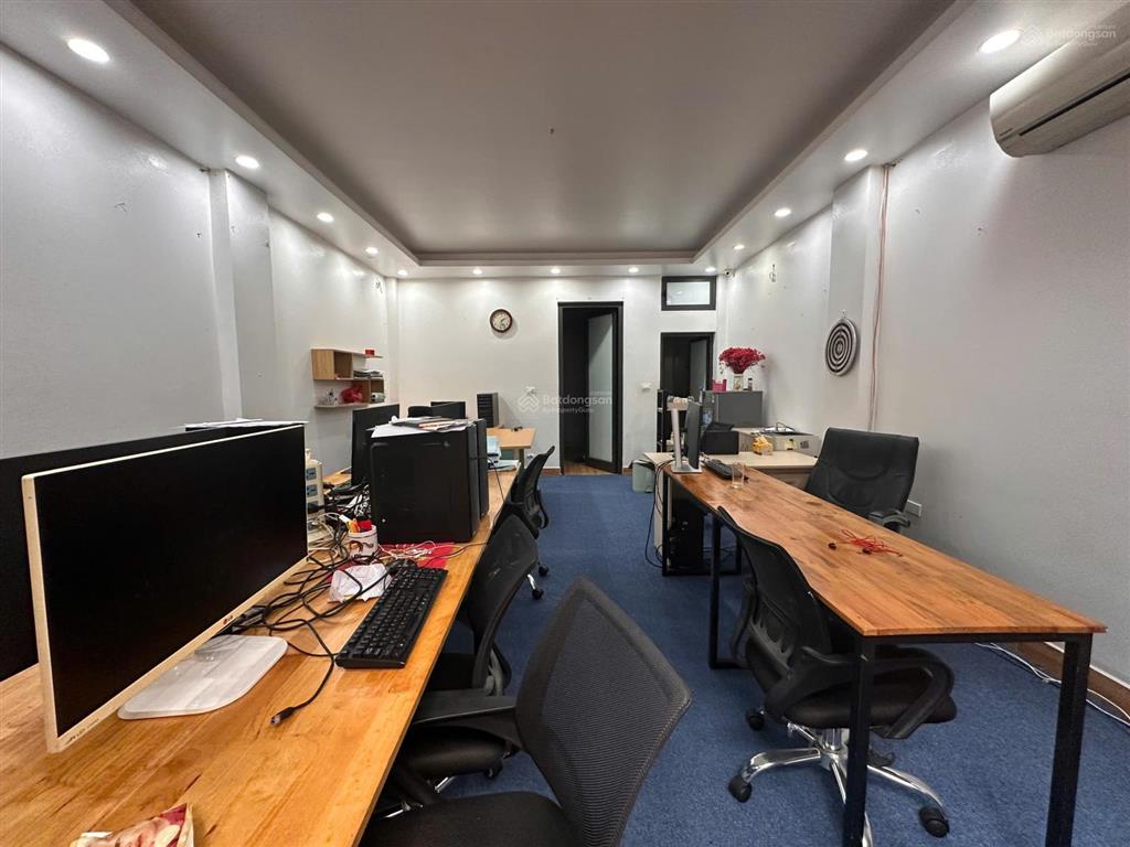 Văn phòng 65m² tại 565 lạc long quân. giá 6 triệu/th