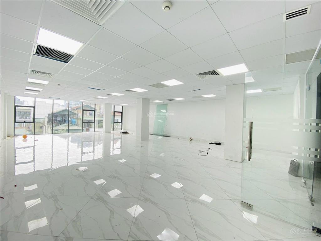 Văn phòng 65m2 tại số 10 nguyễn văn huyên  cầu giấy. chỉ 6 triệu/tháng