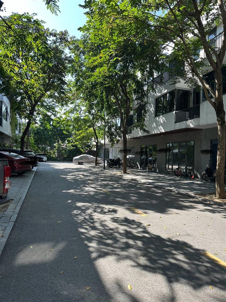 Ecopark bán nhà phố thuỷ trúc  xây thô 3.5 tầng  hoàn thiện mặt ngoài  đã có sổ  giá 15.6 tỷ!