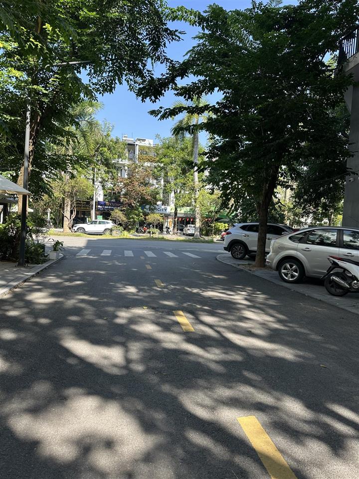 Ecopark bán nhà phố thuỷ trúc  xây thô 3.5 tầng  hoàn thiện mặt ngoài  đã có sổ  giá 15.6 tỷ!