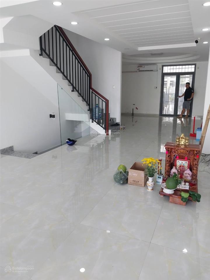 Cho thuê nhà mặt tiền phạm hùng nối dài (có hầm), bình hưng, bình chánh.