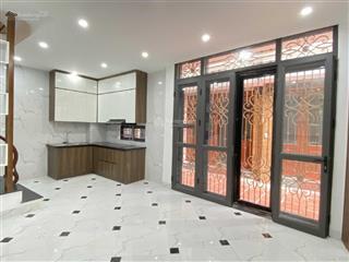 Cho thuê gấp nhà phân lô 2 mặt thoáng hoàng cầu, dt 60m2 x 5 tầng, mt 5m, ô tô tránh. giá 20tr/th