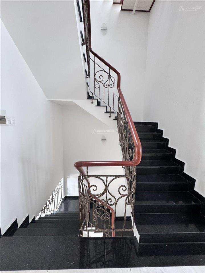 Biệt thự 4 tầng 6,8x17m mặt tiền bên sông hiệp bình chánh, thủ đức