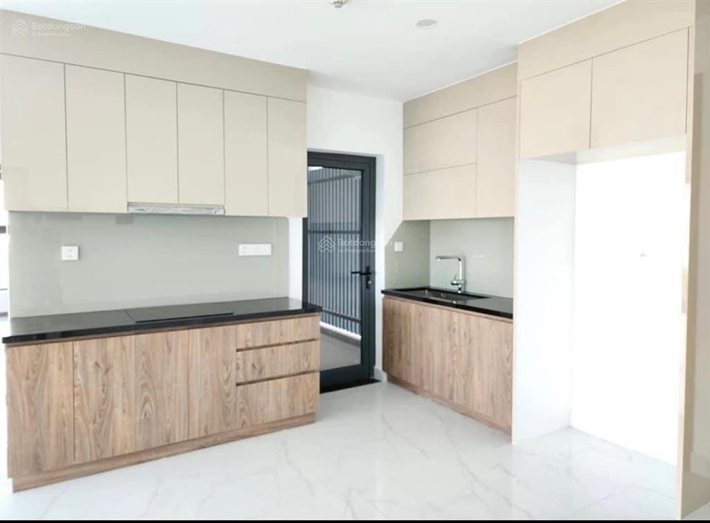 Cần cho thuê căn hộ 3pn ban công dài nội thất cơ bản, kèm ô xe định danh