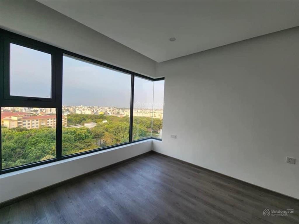 Cần cho thuê căn hộ 3pn ban công dài nội thất cơ bản, kèm ô xe định danh