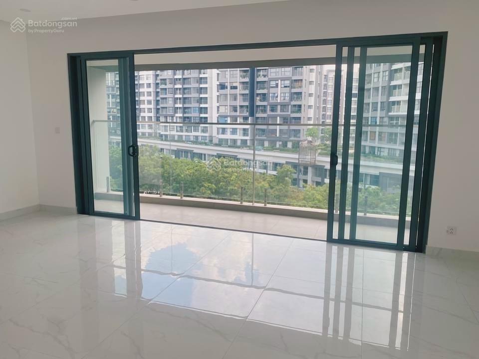 Cần cho thuê căn hộ 3pn ban công dài nội thất cơ bản, kèm ô xe định danh