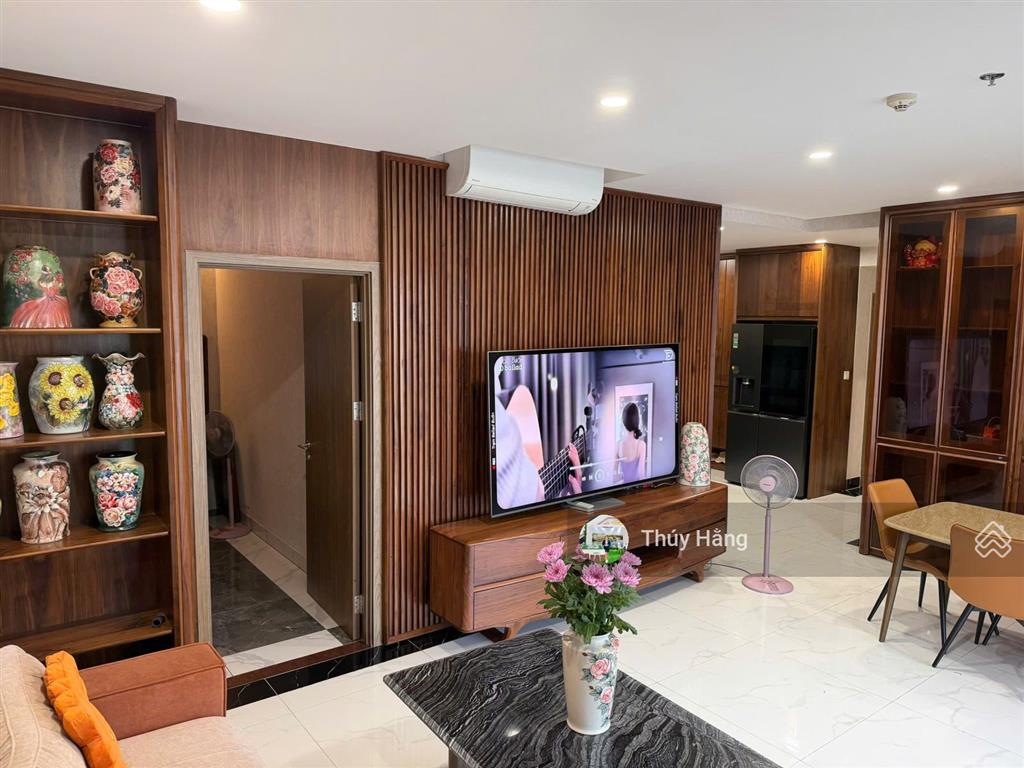 Cần cho thuê nhanh căn 3pn 2wc 117m2 full nội thất sang xịn, tầng cao view đẹp, đông nam mát mẻ