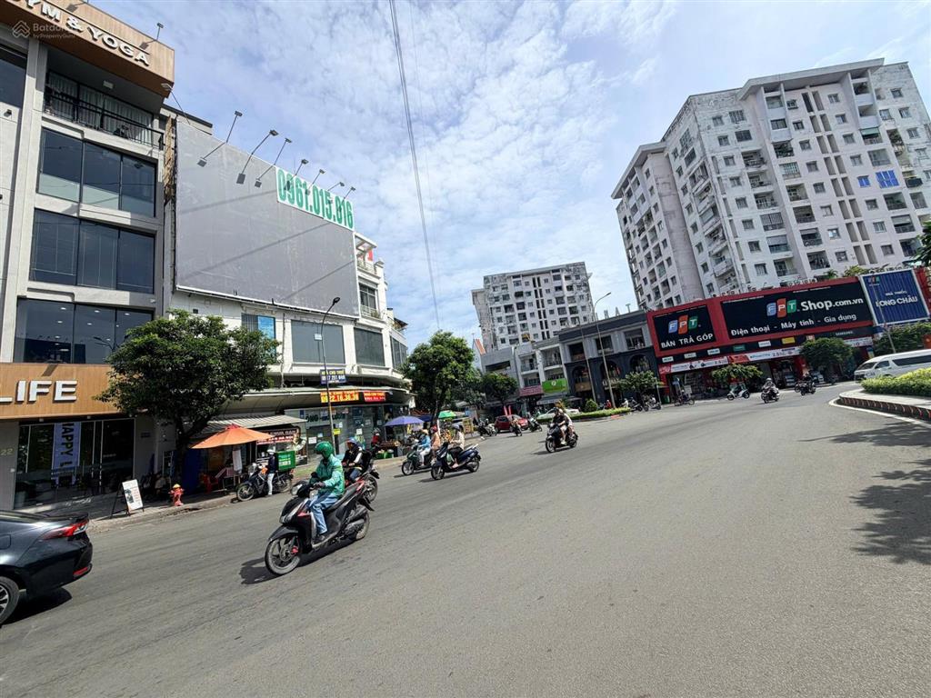 Mt 10m ngay vòng xoay âu cơ, vị trí không thể đẹp hơn để quảng bá thương hiệu, phù hợp kd đa ngành