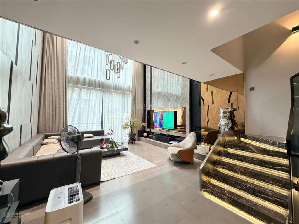 Bán gấp penthouse 2 tầng diện tích 350m2 tòa golden palace, có sân vườn rộng, full đồ đẹp