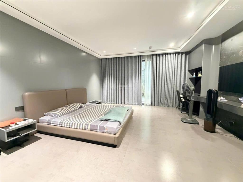 Bán gấp penthouse 2 tầng diện tích 350m2 tòa golden palace, có sân vườn rộng, full đồ đẹp