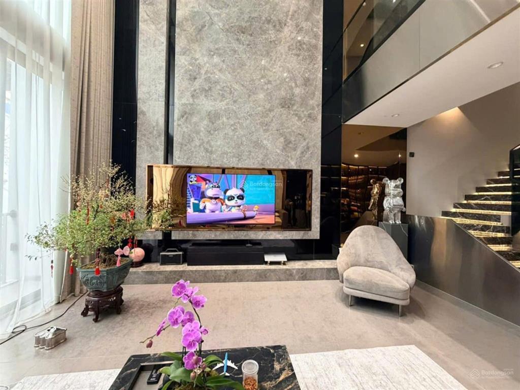 Bán gấp penthouse 2 tầng diện tích 350m2 tòa golden palace, có sân vườn rộng, full đồ đẹp