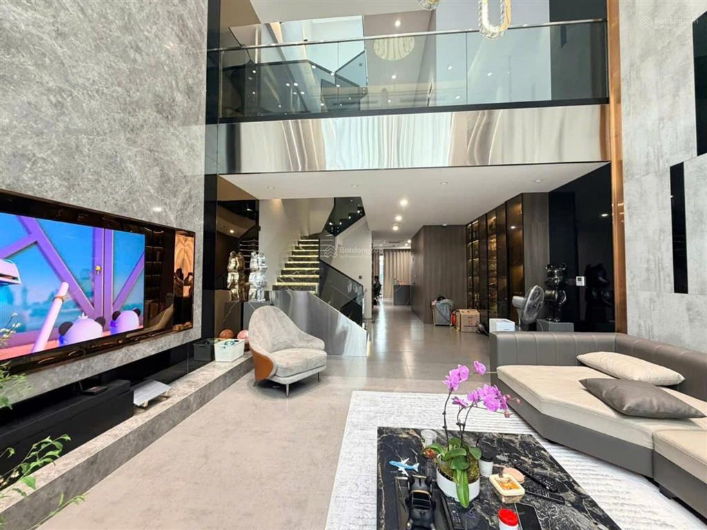 Bán gấp penthouse 2 tầng diện tích 350m2 tòa golden palace, có sân vườn rộng, full đồ đẹp
