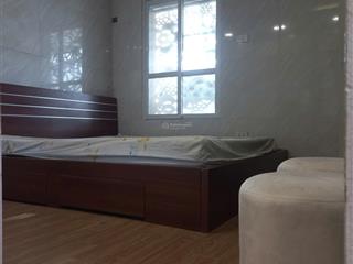 Cho thuê căn hộ t3 khép kín 60m2 ở mặt phố trần khát chân 2 phòng ngủ siêu thoáng. 0353 762 ***.