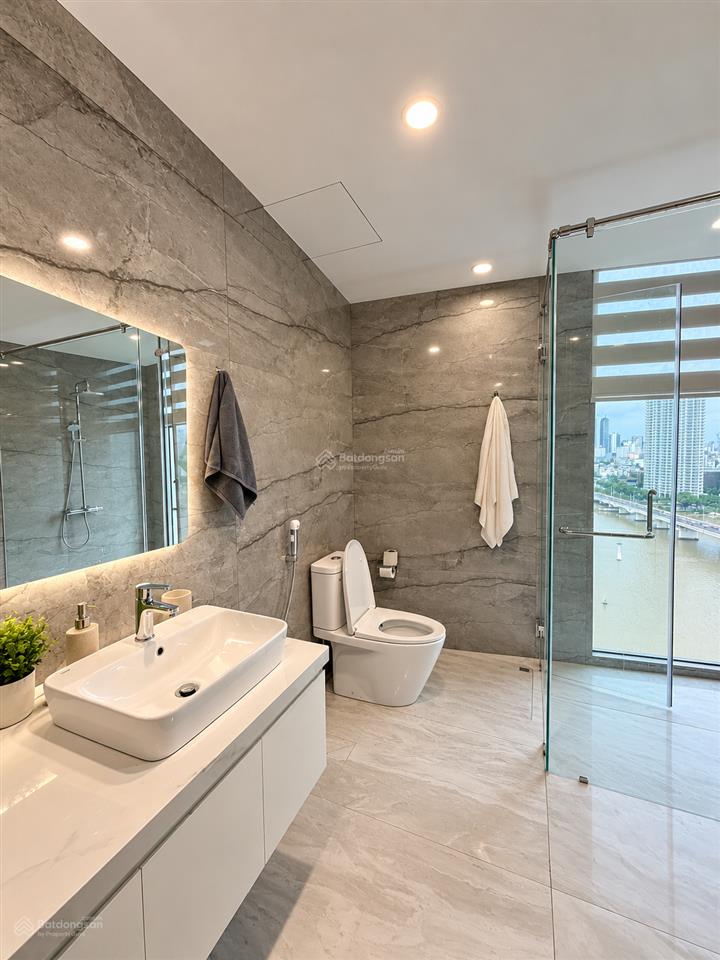 Cho thuê căn hộ 2 phòng ngủ tòa bạch đằng complex 128m2 view trực diện sông hàn cực đẹp giá tốt