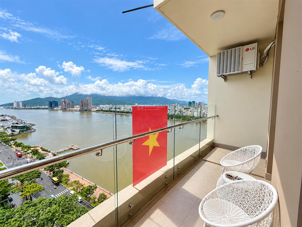 Cho thuê căn hộ 2 phòng ngủ tòa bạch đằng complex 128m2 view trực diện sông hàn cực đẹp giá tốt
