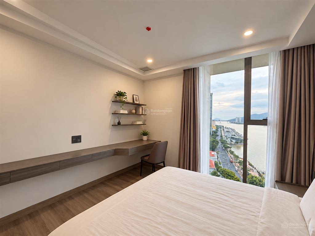 Cho thuê căn hộ 2 phòng ngủ tòa bạch đằng complex 128m2 view trực diện sông hàn cực đẹp giá tốt