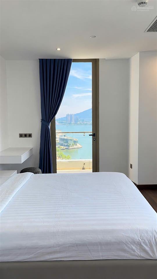 Cho thuê căn góc 2 phòng ngủ view trực diện sông hàn diện tích 124m2, nội thất sang trọng