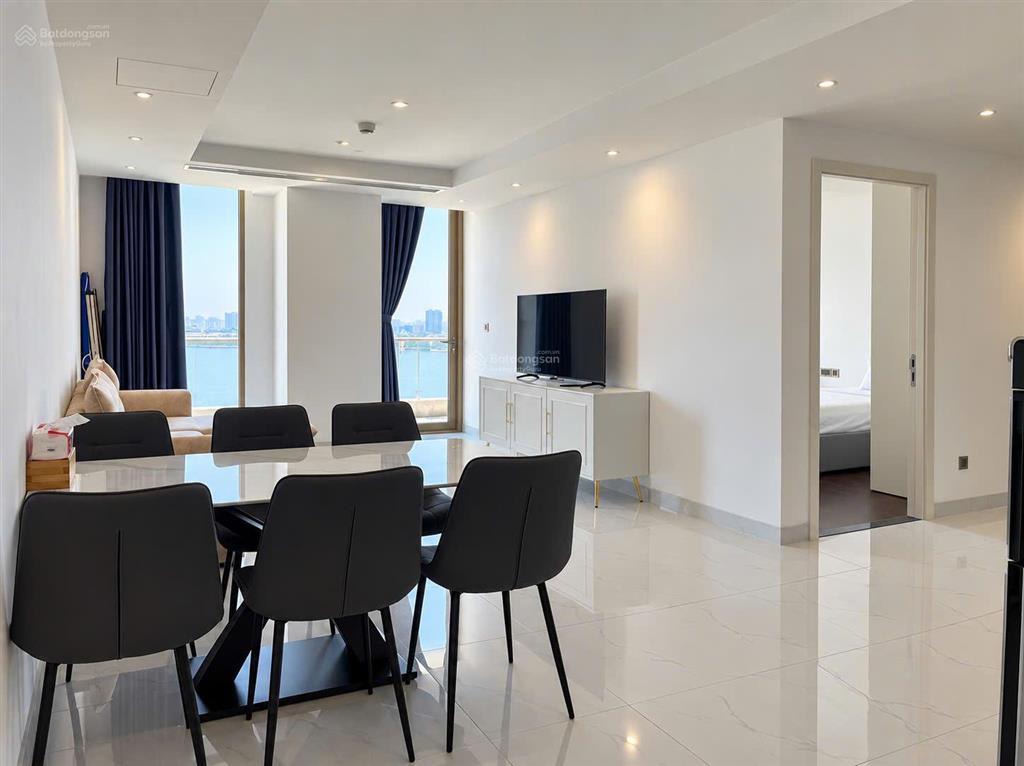 Cho thuê căn góc 2 phòng ngủ view trực diện sông hàn diện tích 124m2, nội thất sang trọng