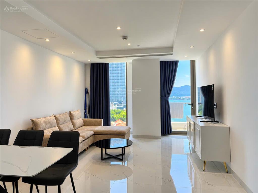Cho thuê căn góc 2 phòng ngủ view trực diện sông hàn diện tích 124m2, nội thất sang trọng