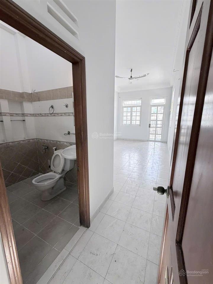 Trung tâm quận 3  5pn, 5wc  phù hợp ở & cho thuê  thương lượng mạnh cho thuê 30tr/tg